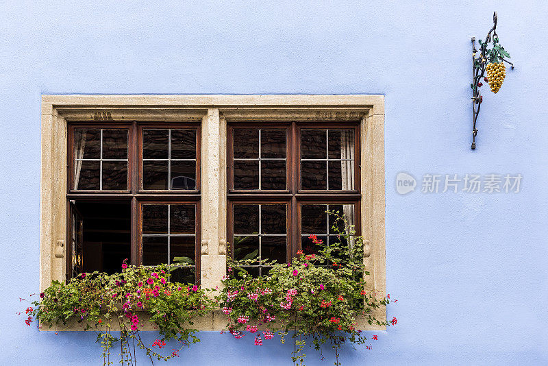 德国Rothenburg Ob Der Tauber挂着粉红色花朵的窗户细节